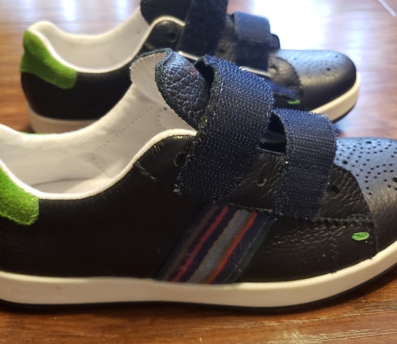 brooks blue running shoes